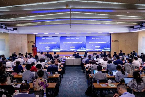 会堂里有很多人描述已自动天生