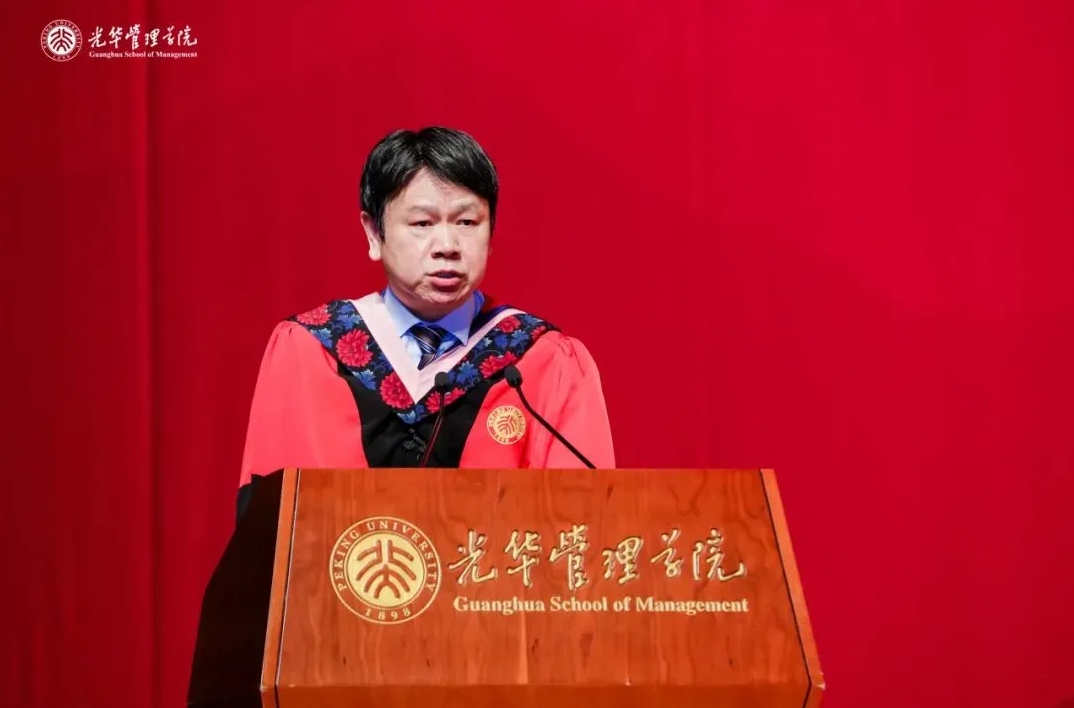 回绝“叙事陷阱”丨北大9001cc金沙院长刘俏2024年毕业致辞