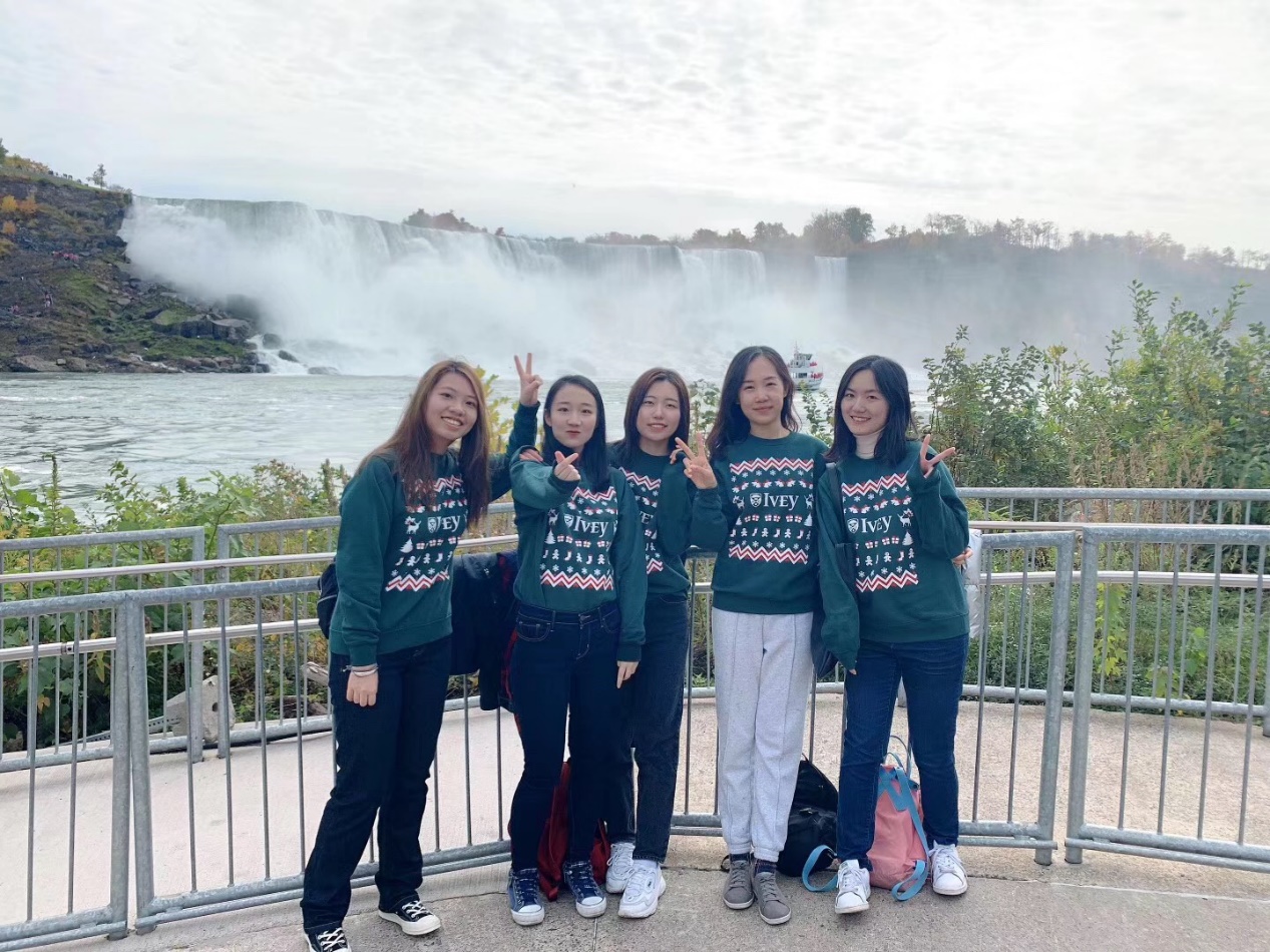 图片蕴含 围栏, 户表, 人员, 天空描述已自动天生